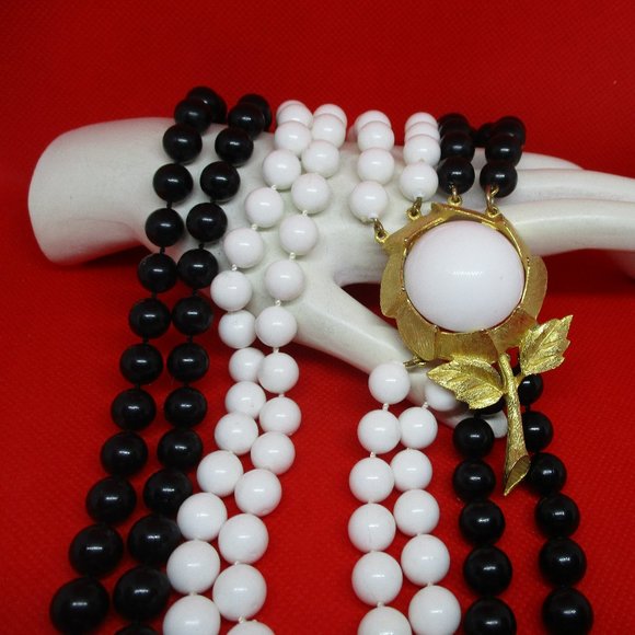 HUGE FLOWER CLASP Four Knotted Strand Lucite Black And White Beaded Necklace - Picture 1 of 12